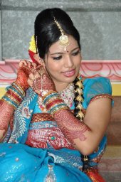 Bridal Makeup & Mehendi by Kom's business logo picture